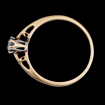 RING, 9 k guld, med briljantslipad diamant. Total vikt ca 2 gram.