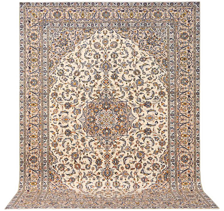 A Kashan carpet, c. 400 x 289 cm.