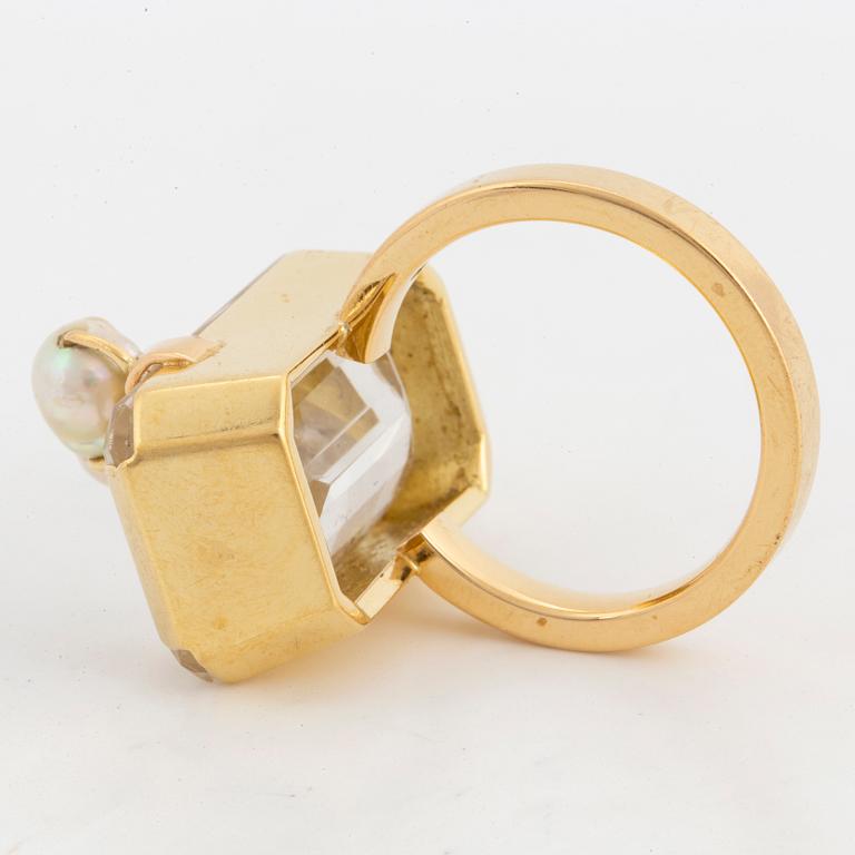 Engelbert 18K gold, rock crystal and pearl cocktail ring.