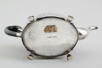 TEKANNA, silver, Gustaf Folcker, Stockholm 1820. Vikt ca 798 gram.