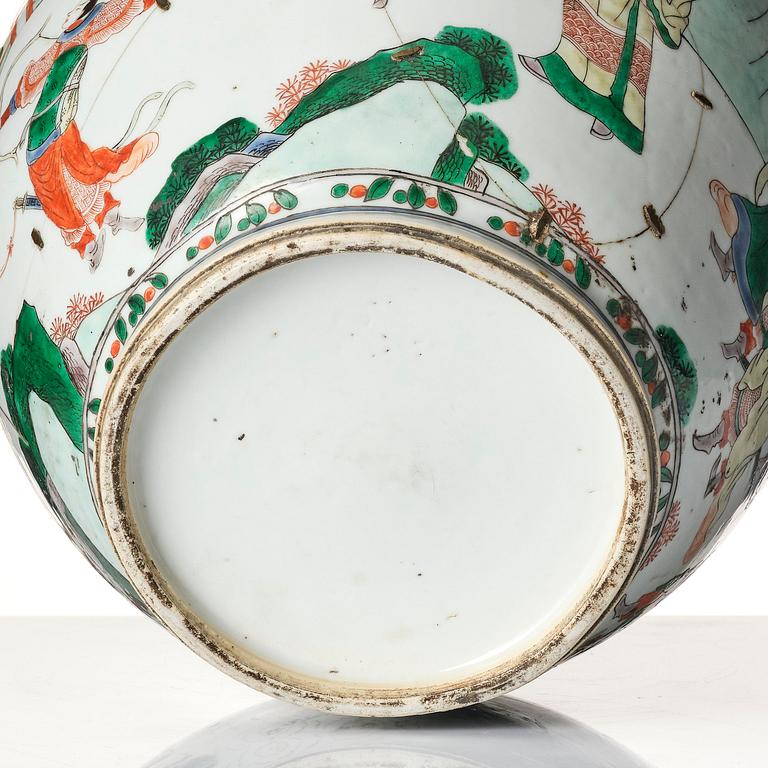 A famille verte decorated jar, early Kangxi, 17th century.