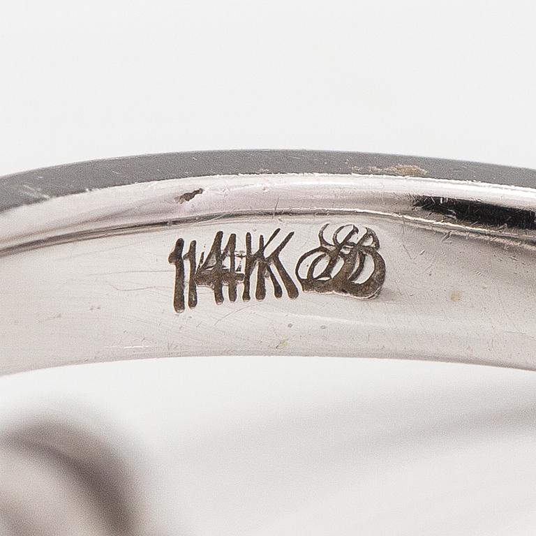 A 14K white gold ring with a topaz and diamonds ca. 0.18 ct in total.