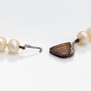 A pearl collier with cultured pearls, 14K gold clasp with ca. 0.045 ct of diamonds.