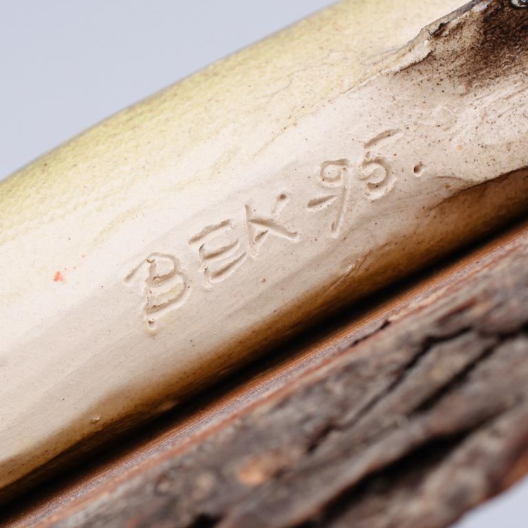 VÄGGRELIEF, porslin och trä, daterad -95.