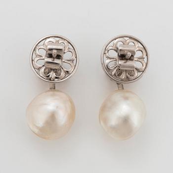 Ett par örhängen 18K vitguld med odlade pärlor och runda briljantslipade diamanter.