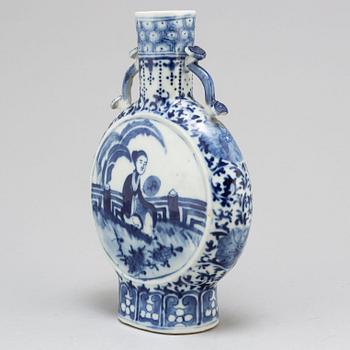 A blue and white vase, late Qing dynasty, 19th Century.