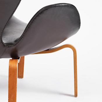 Arne Jacobsen, a pair of "Swan" armchairs, Fritz Hansen, Denmark, 1960s.