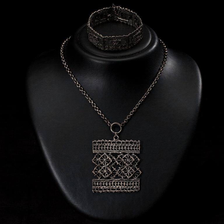 HÄNGE samt ARMBAND, silver, Pentti Sarpaneva, Åbo 1968.