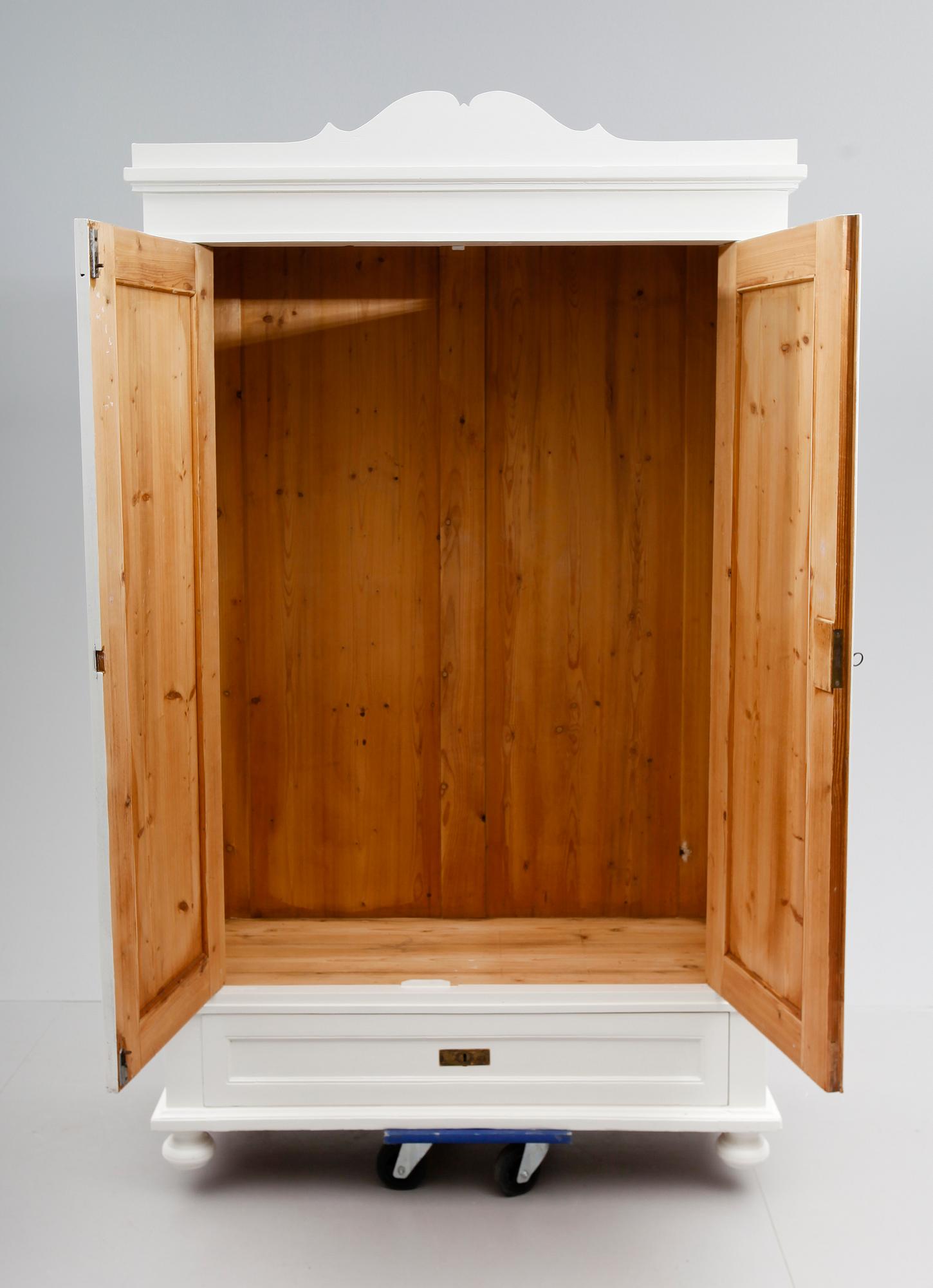 KLÄDSKÅP, 1900-talets första hälft.