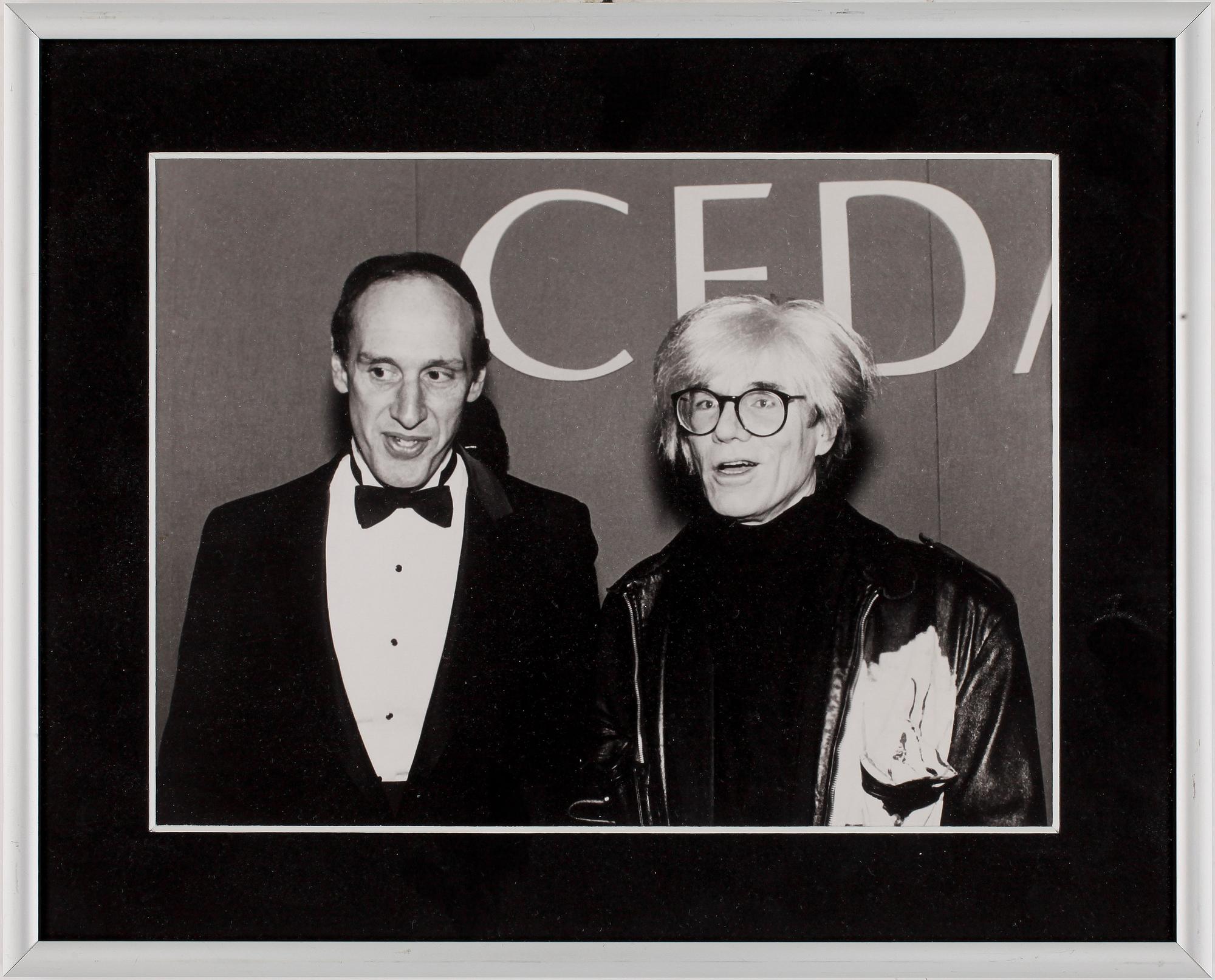 FOTOGRAFI, föreställande Andy Warhol och Leo Castelli.