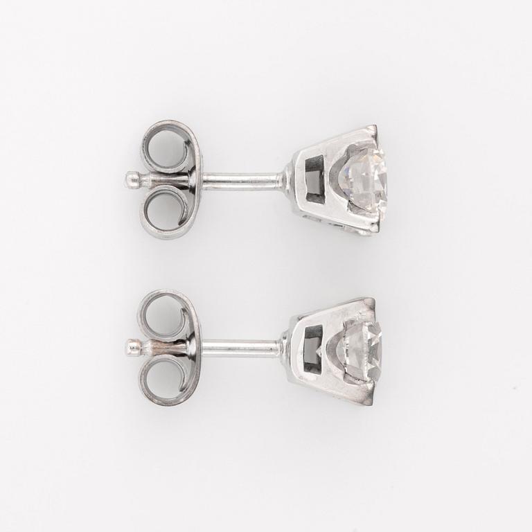 A pair of brilliant cut diamond, 0.90 ct/0.90 ct H/VVS1, earstuds.