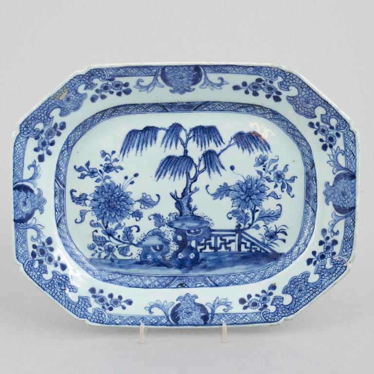 Two serving dishes and two plates, export porcelain, China, Qing dynasty, Qianlong (1736-95).