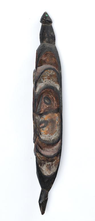 FLÖJTSTOPPARE. Bemålat träd. Nya Guinea, Oceanien, omkring 1950. Höjd 70,5 cm.