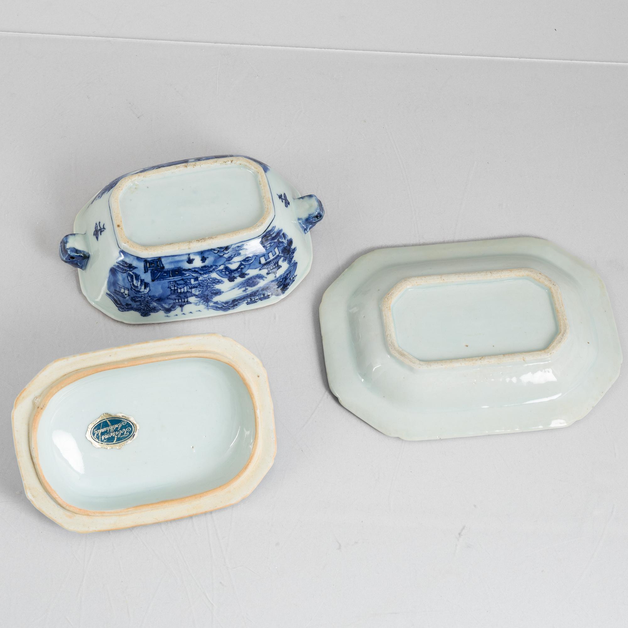 A blue and white export porcelain butter dish with stand and dover, China, Qianlong (1736-95).