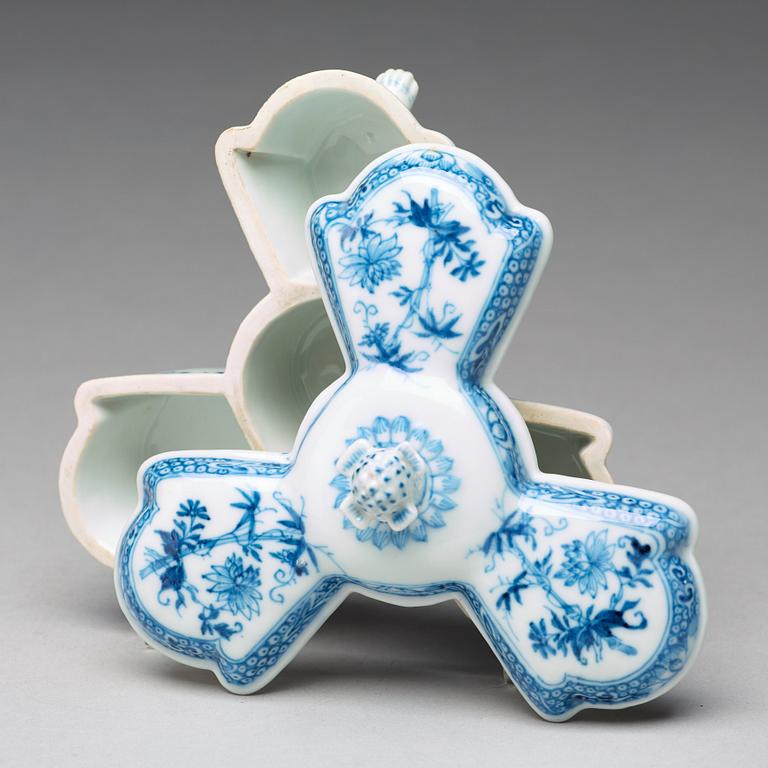 A blue and white cruet stand, Qing dynasty, Qianlong (1736-95).