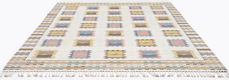 Märta Måås-Fjetterström, matta, "Ljusa Plador" rölakan, ca 355 x 239 cm, signerad AB MMF.