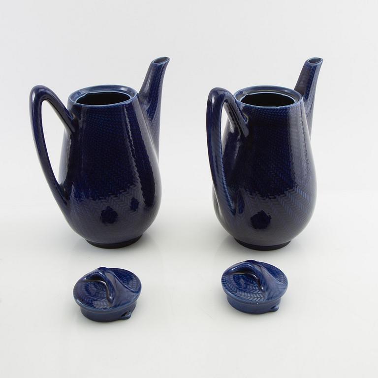 Hertha Bengtson, kannor och tillbringare "Blå Eld" 9 dlr Rörstrand porslin.