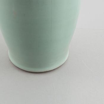 A porcelain vase, China, Qing dynasty, late 19th century.