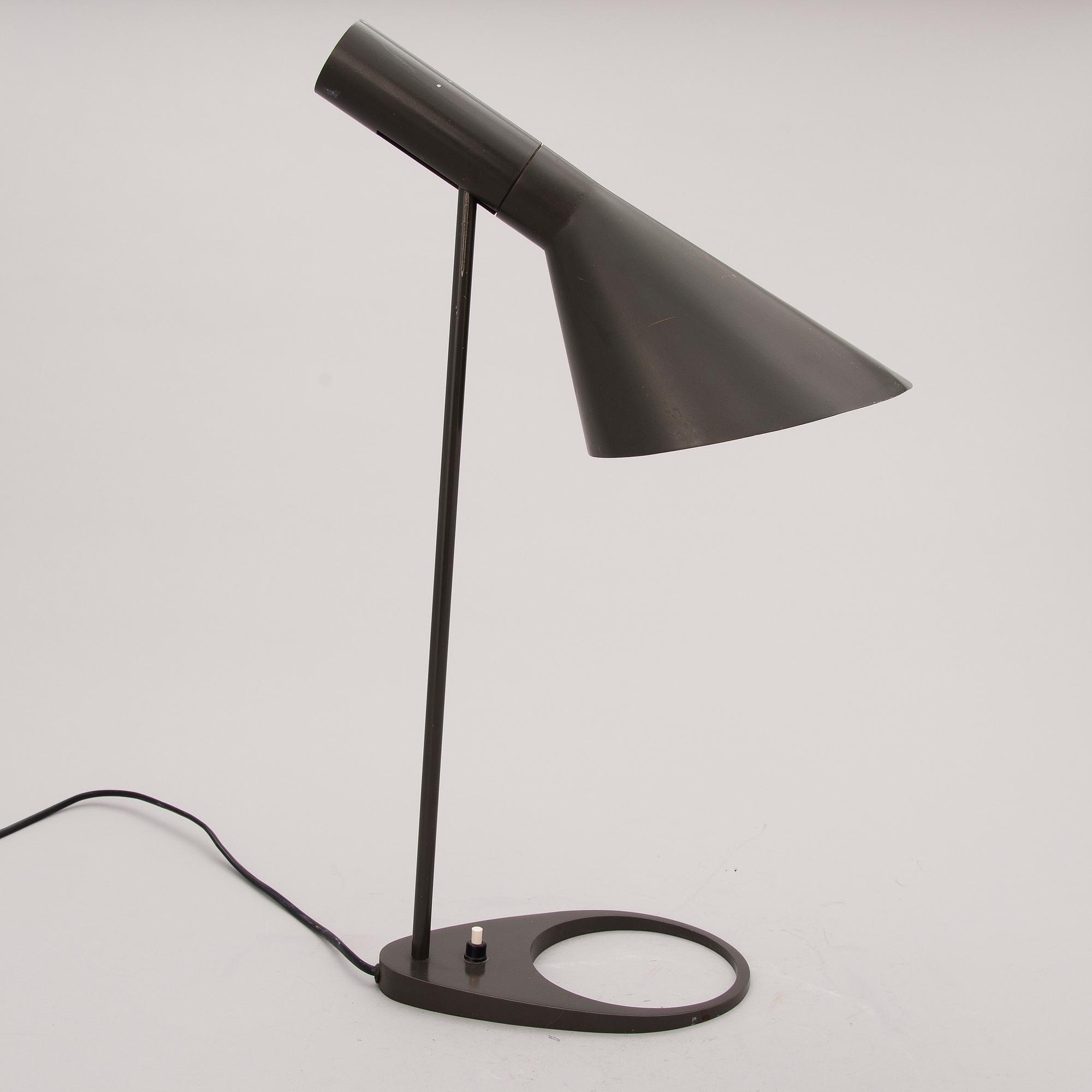 ARNE JACOBSEN, bordslampa, "AJ", Louis Poulsen.
