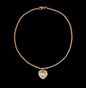 677. COLLIER, runda guldkulor med hänge i form av hjärta med små odlade pärlor.