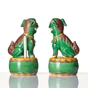 Rökelsehållare, ett par, porslin. Qingdynastin, 1800-tal.