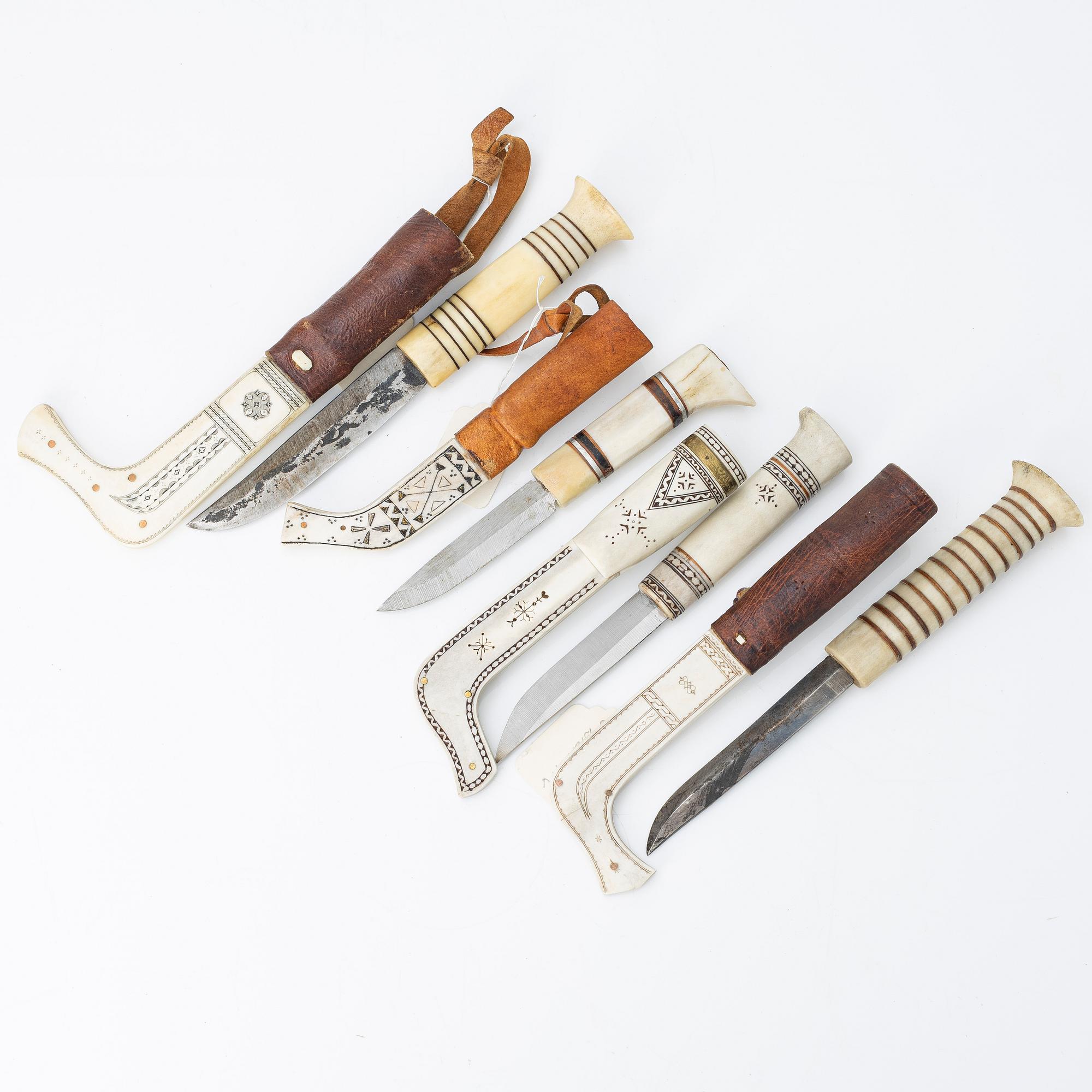 Knivar 4 st, oidentifierade slöjdare, samt en kåsa av Bengt Olav Unga.