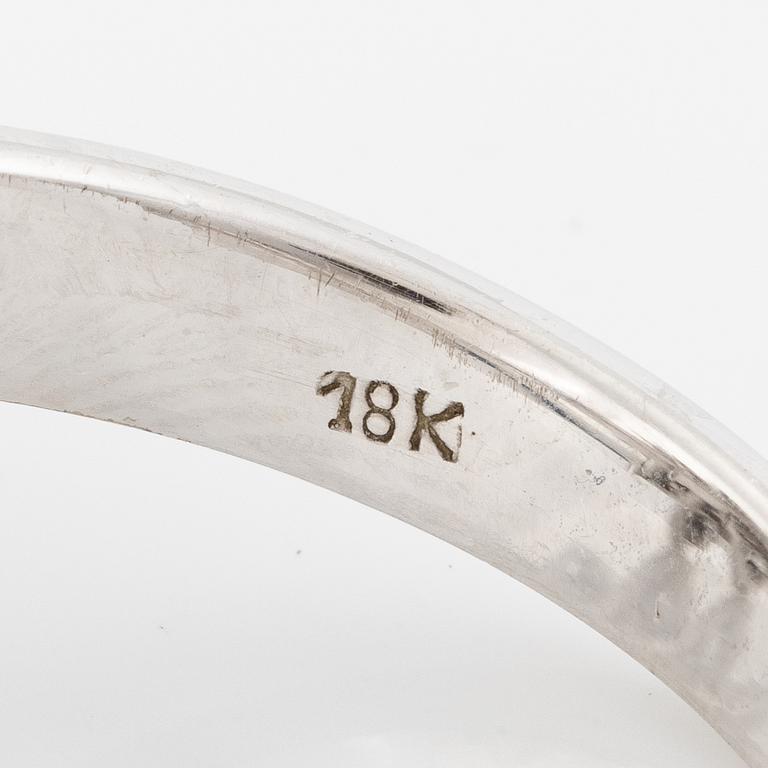 Ring, 18K vitguld med cabochonslipad stjärnsafir och briljantslipade diamanter.