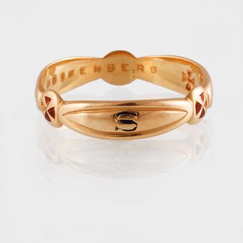 RING, 18k guld samr emalj, Sam Pettersson, Linköping, 1942. Vikt 6,2 gram.