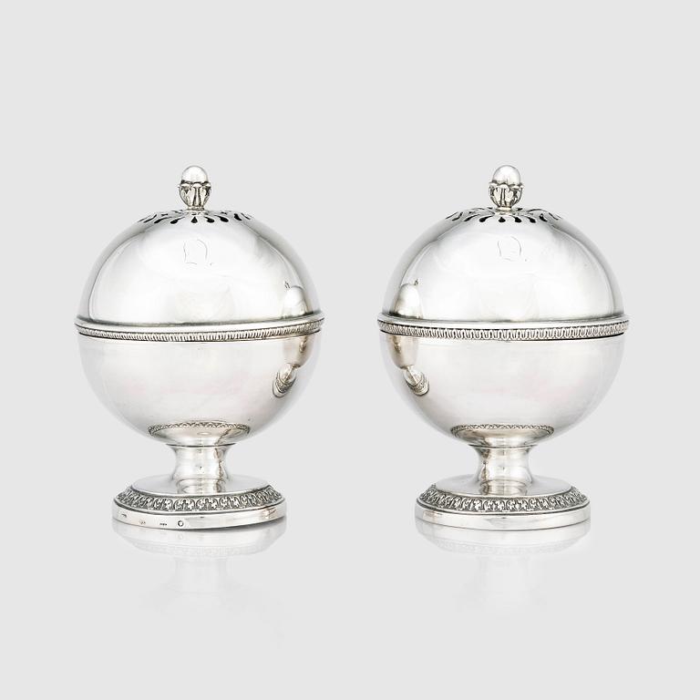 A pair of early 19th Century silver soap boxes, marks of Christian Andreas Jantzen, St Peterburg 1830.