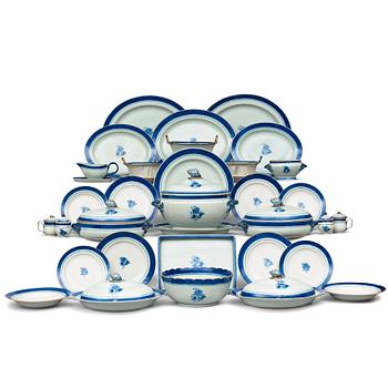 1091. A blue and white dinner service, Qing dynasty, circa 1800. (90 pieces).