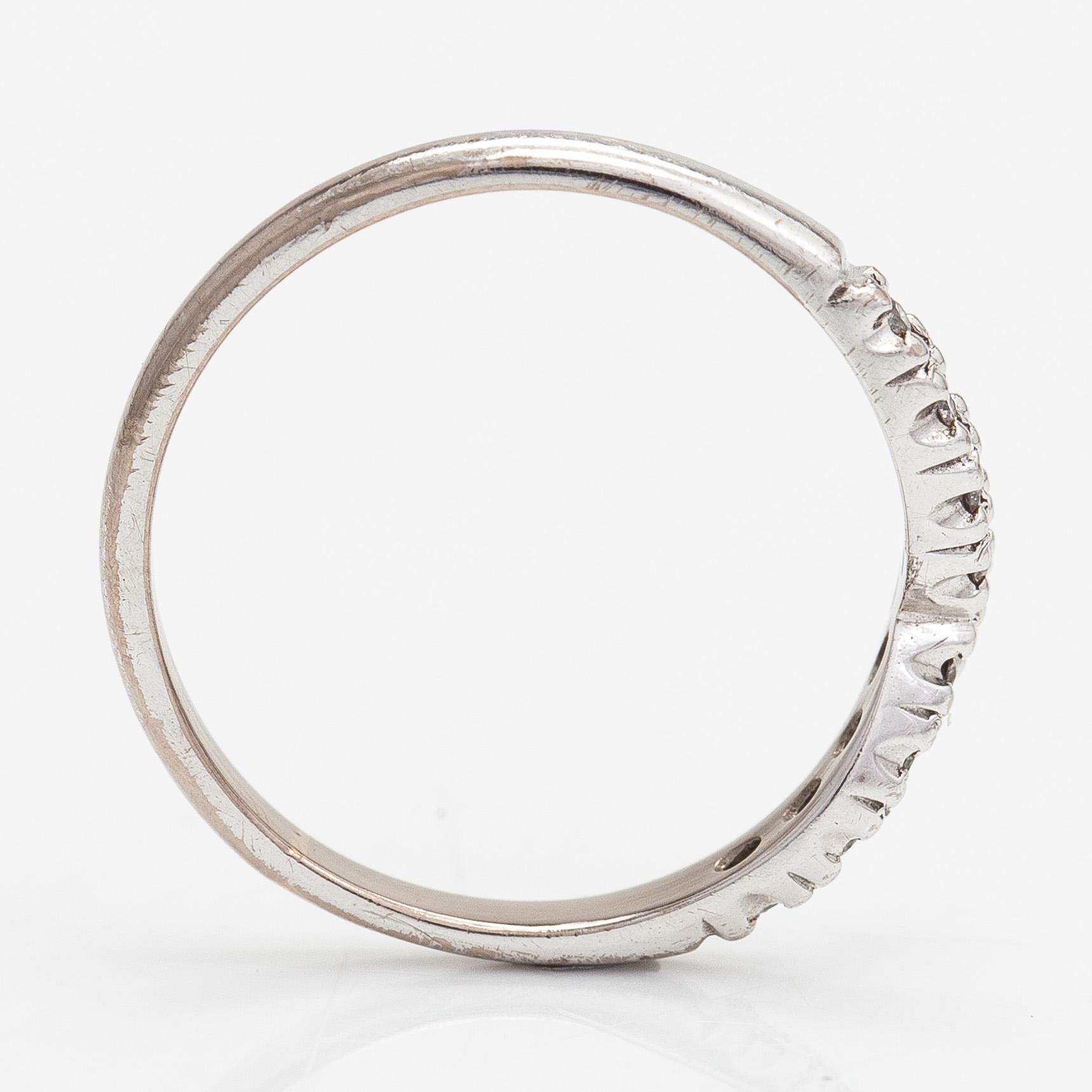 An 18K whitegold ring with diamonds approx 0.045 ct in total.