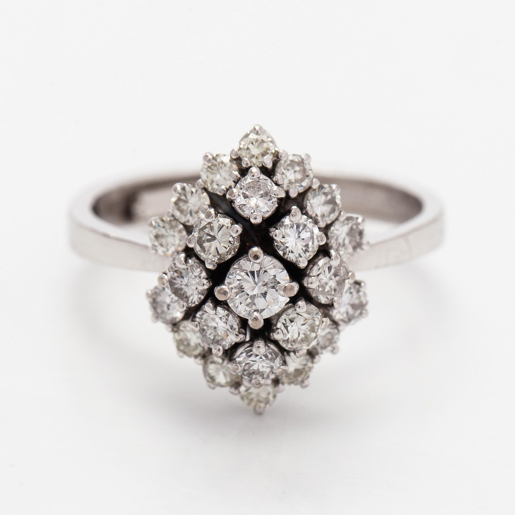 Ring, briljantslipade diamanter, platina.