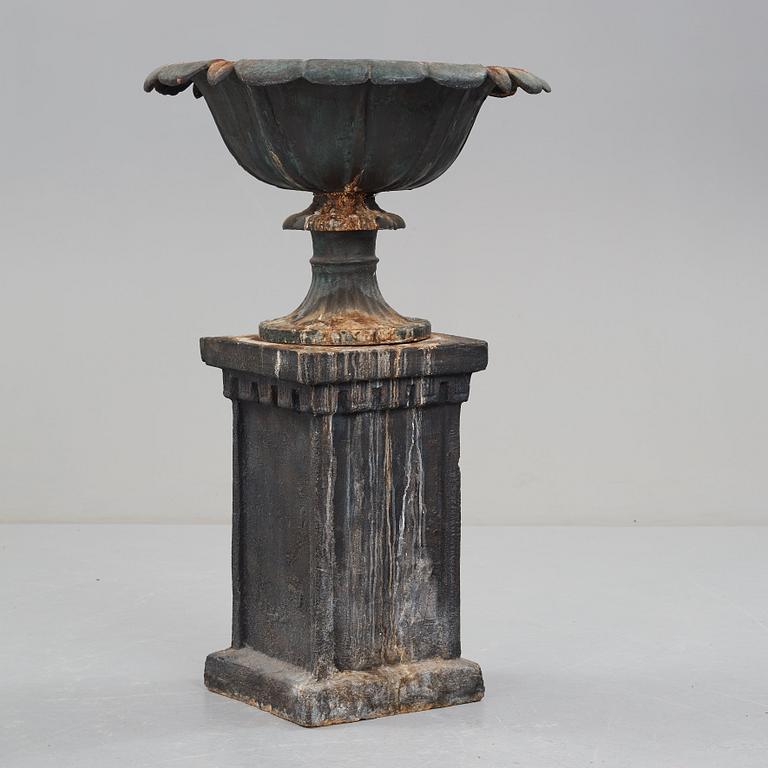 A garden urn, circa 1900.