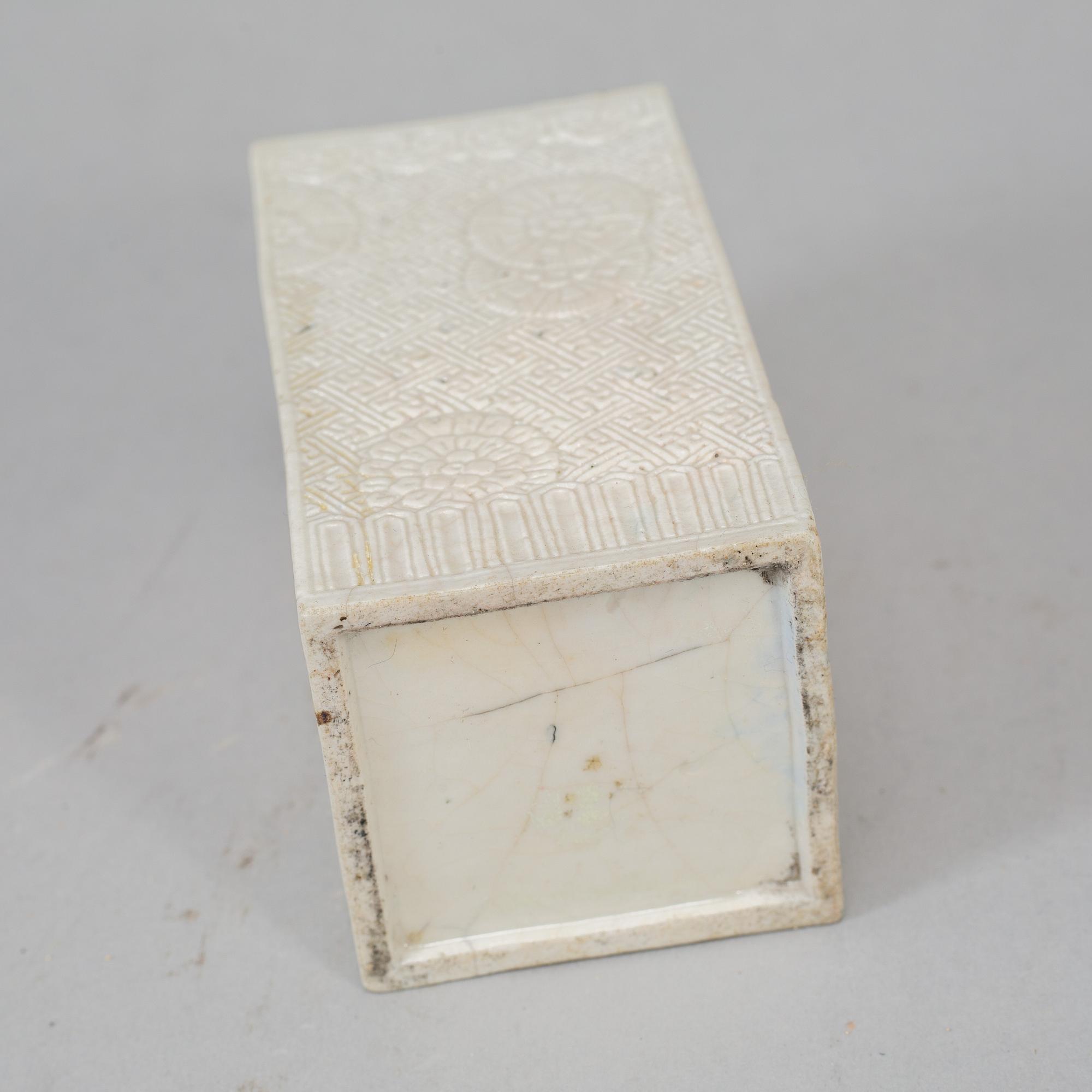 A white glazed brush pot, Qing dynasty, 19th Century.