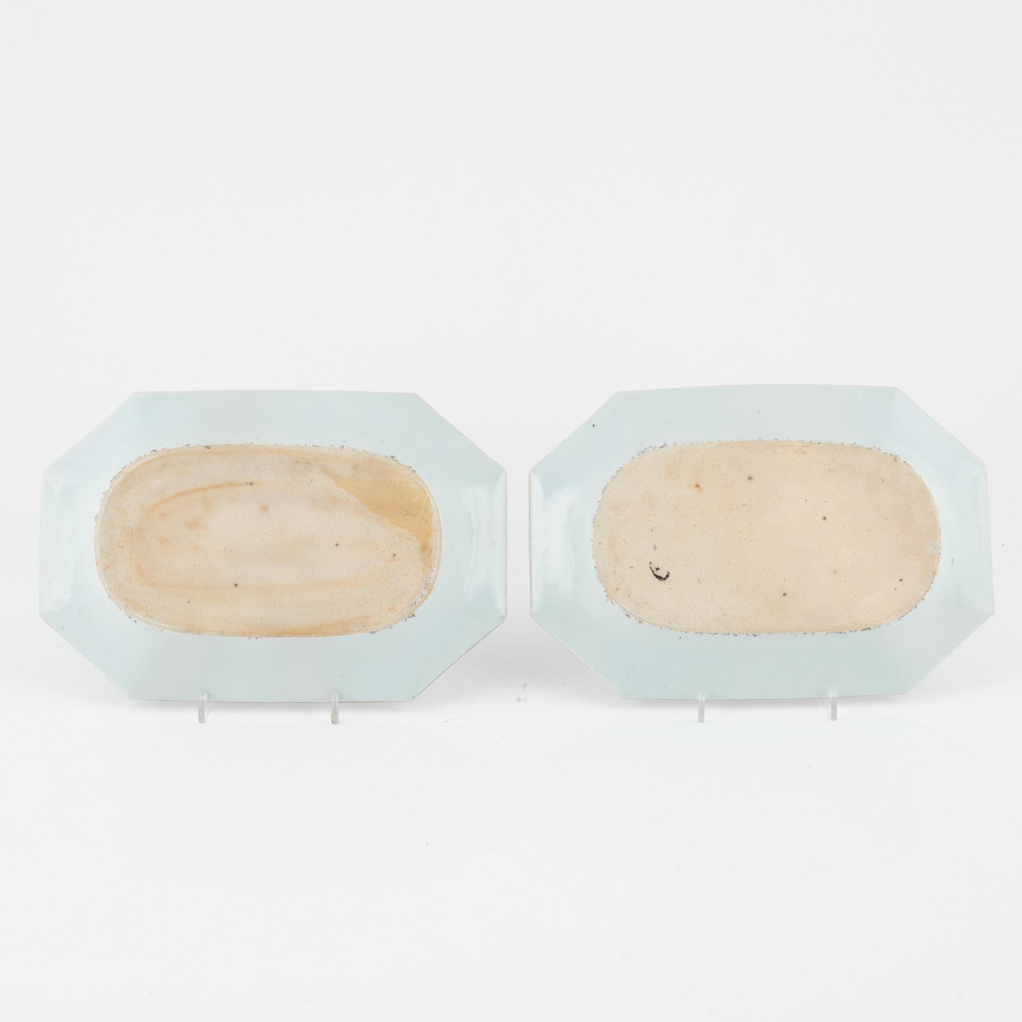 A pair of imari dishes, Qing dynasty, 18th Century.