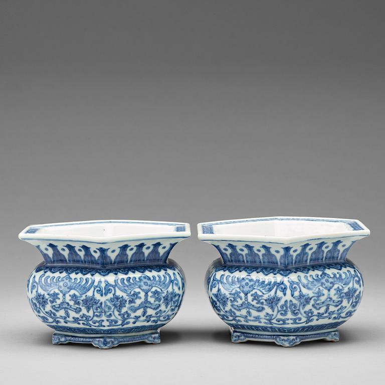 A pair of blue and white flower pots, late Qing dynasty, with Qianlongs seal mark.