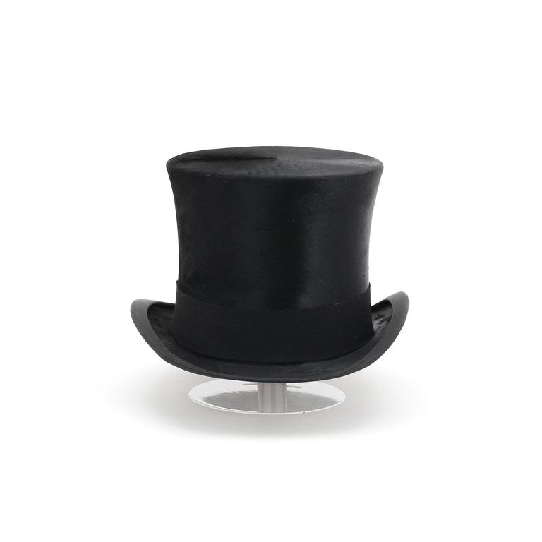SCOTT & CO, a black felt top hat and leather case.