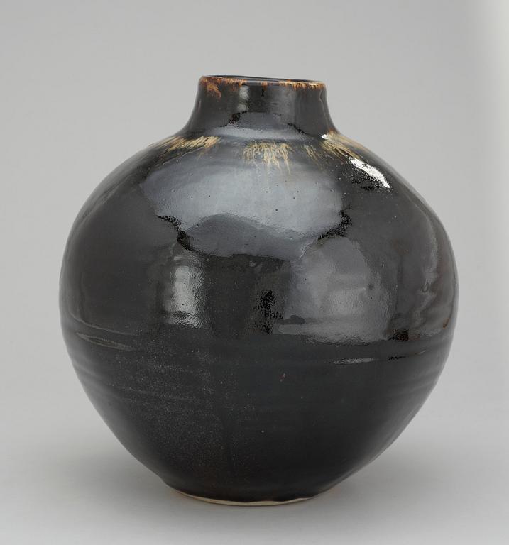 A Bo Lundaahl stoneware jar, Munsö, Sweden 1990's.