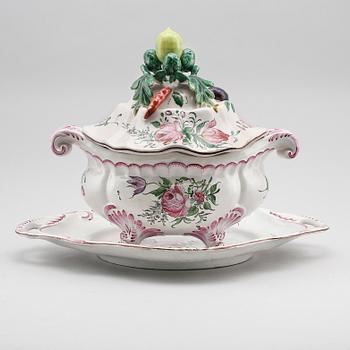 TERRIN med lock och fat, fajans, möjligen Frankrike, 1900-talets första hälft.