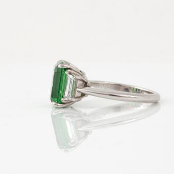 RING signerad Tiffany & co, med obehandlad tsavoritgranat, 5.70 ct och diamanter.