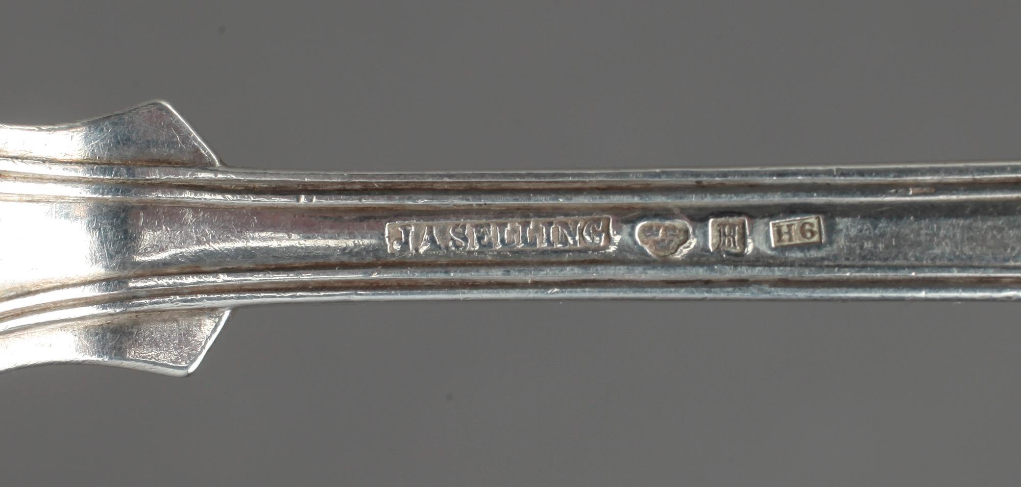 BELÖNINGSSKEDAR, 2 st, silver, J A Selling, Härnösand, 1886 samt KG Markström, Uppsala 1908. Tot vikt 126 gram.