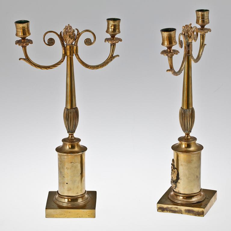 KANDELABRAR, ett par, mässing. Empire, 1800-talets första hälft.