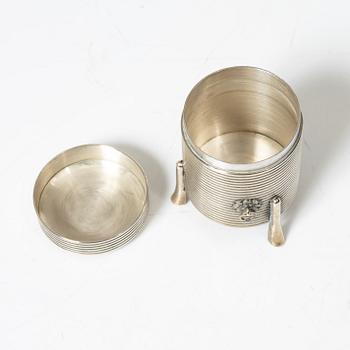 Saltkar / miniatyrer sju stycken, samt netsuke, delvis silver och buxbom, Japan, delvis Meiji (1868-1912).