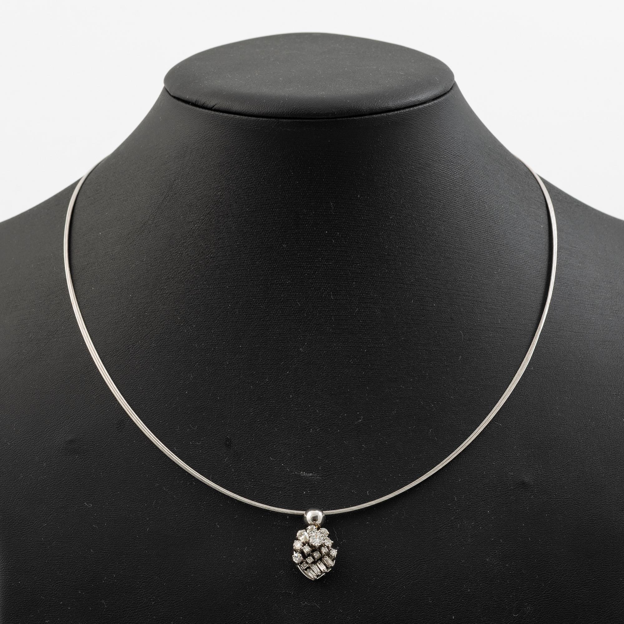 Collier 18K vitguld med dropp-, baguette och briljantslipade diamanter.