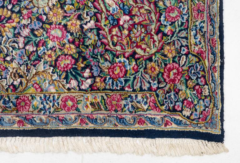 Rug, Kirman, Mille de Fleur, approx. 440 x 304 cm.