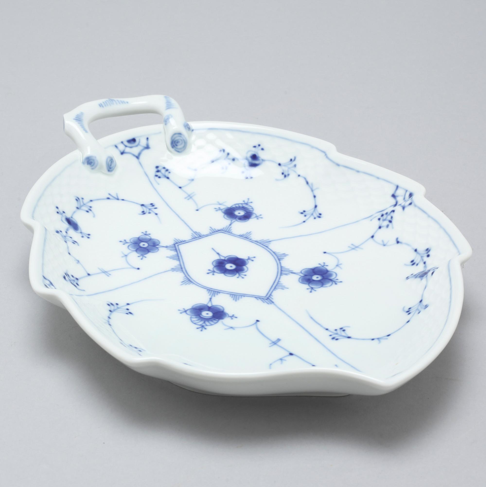 Porcelain tableware set of 35 pcs, "Musselmalet" by Bing & Gröndahl, Denmark, second half of the 20th century.