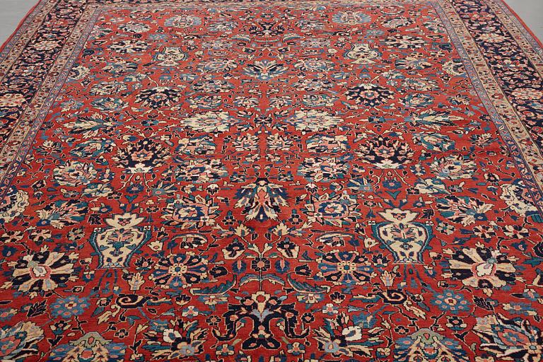 A carpet, semi-antique Sarouk, ca 389 x 271 cm.