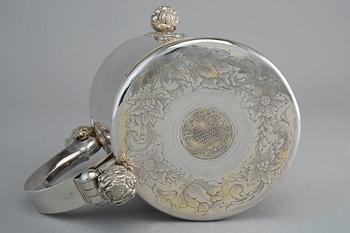 JUOMAKANNU, hopeaa. Ruotsalainen työ 1700 l. alku. Korkeus 18 cm, paino 1240 g.