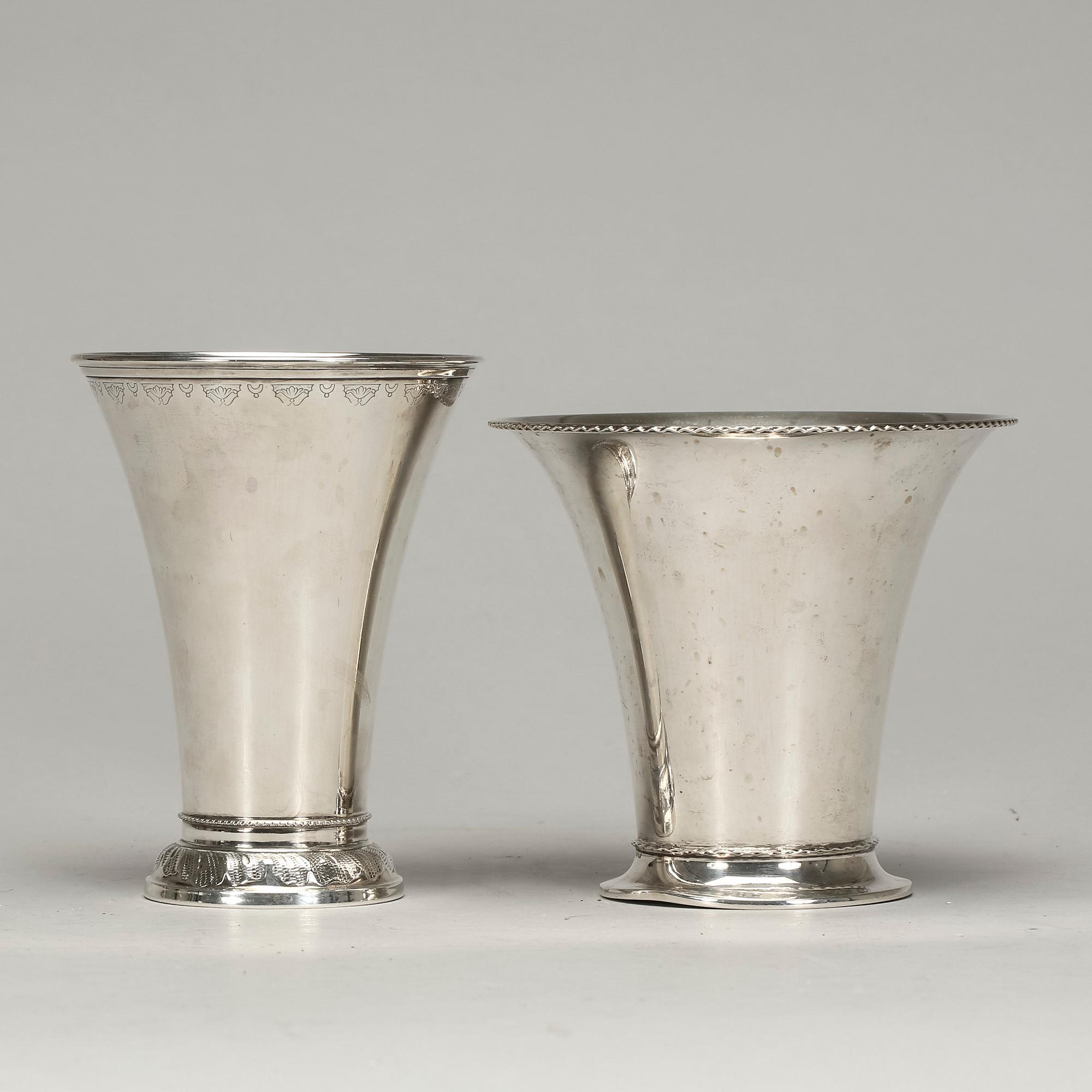 BÄGARE, 2 st. Silver, Oscar Sjögren, Stockholm, 1945 samt MGAB, Uppsala, 1949. Vikta ca 372 g.
