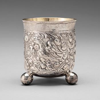110. A German 17th century parcel-gilt silver braker, mark of Christoph Beer, Nûrnberg (1677-1701).